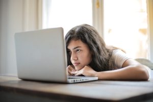 Prevención uso inadecuado de pantallas TIC Tecnologías información comunicación Adolescentes jóvenes